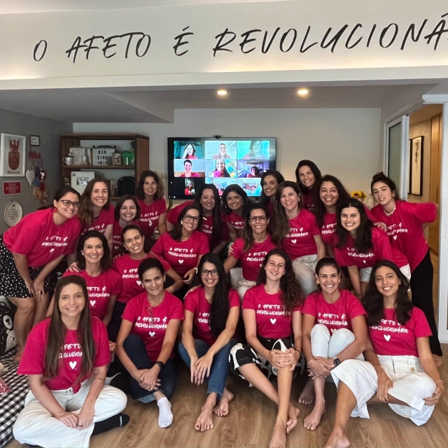 Grupo de alunas no espaço da Casa Bio Desenvolvimento Humano, com o texto O afeto é revolucionário
